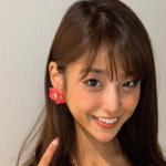 岡副麻希「セーラー服大開脚」写真に「刺激が強すぎる!」の声