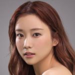 重盛さと美「自宅で肩出し写真」に「あざとかわいさNo.1」の声!