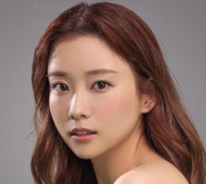 重盛さと美「自宅で肩出し写真」に「あざとかわいさNo.1」の声!