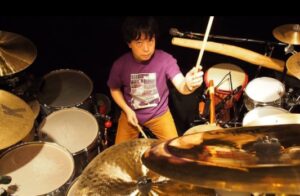 “ドラムソロ中にうどん完食”  手数王・菅沼孝三さんが死去