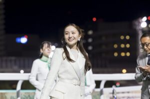 百田夏菜子、純白ドレスで船橋競馬場に登場!「背景に関わる皆さんにスポットを当てたレースは素敵」