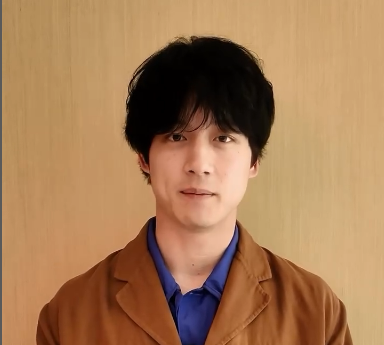 坂口健太郎が“超ワイルド化”!「短髪×口ひげ」大胆イメチェンの裏にあった切実事情