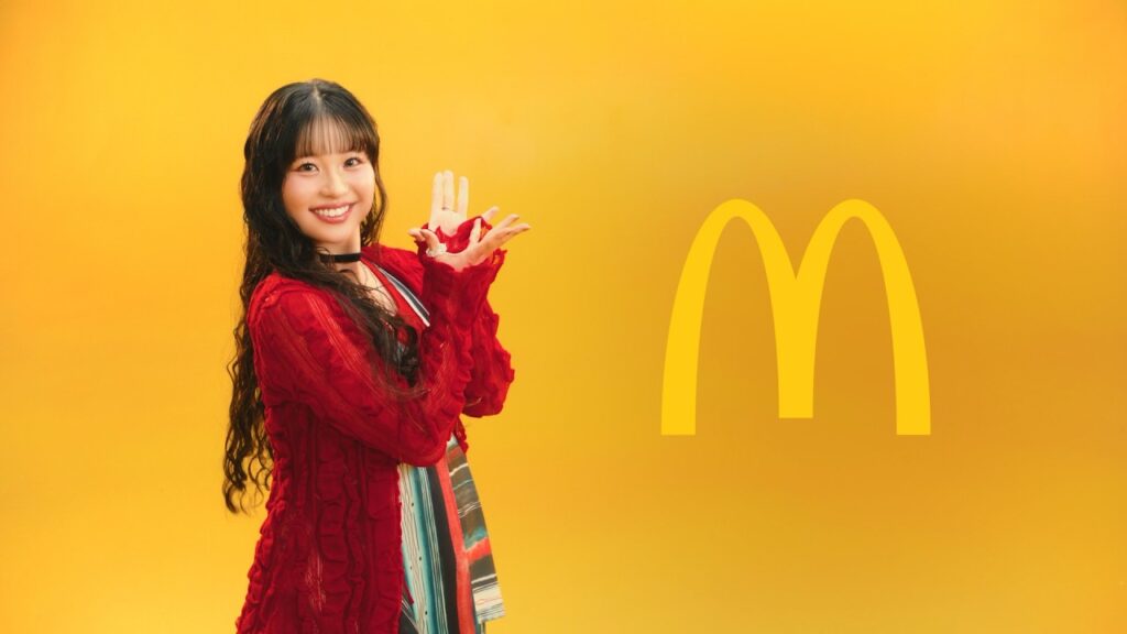 マックフルーリーの新CMで赤い衣装を着たHANAのKOHARU
