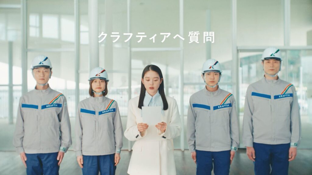 クラフティアの新CMに白いスーツで登場する髙石あかり