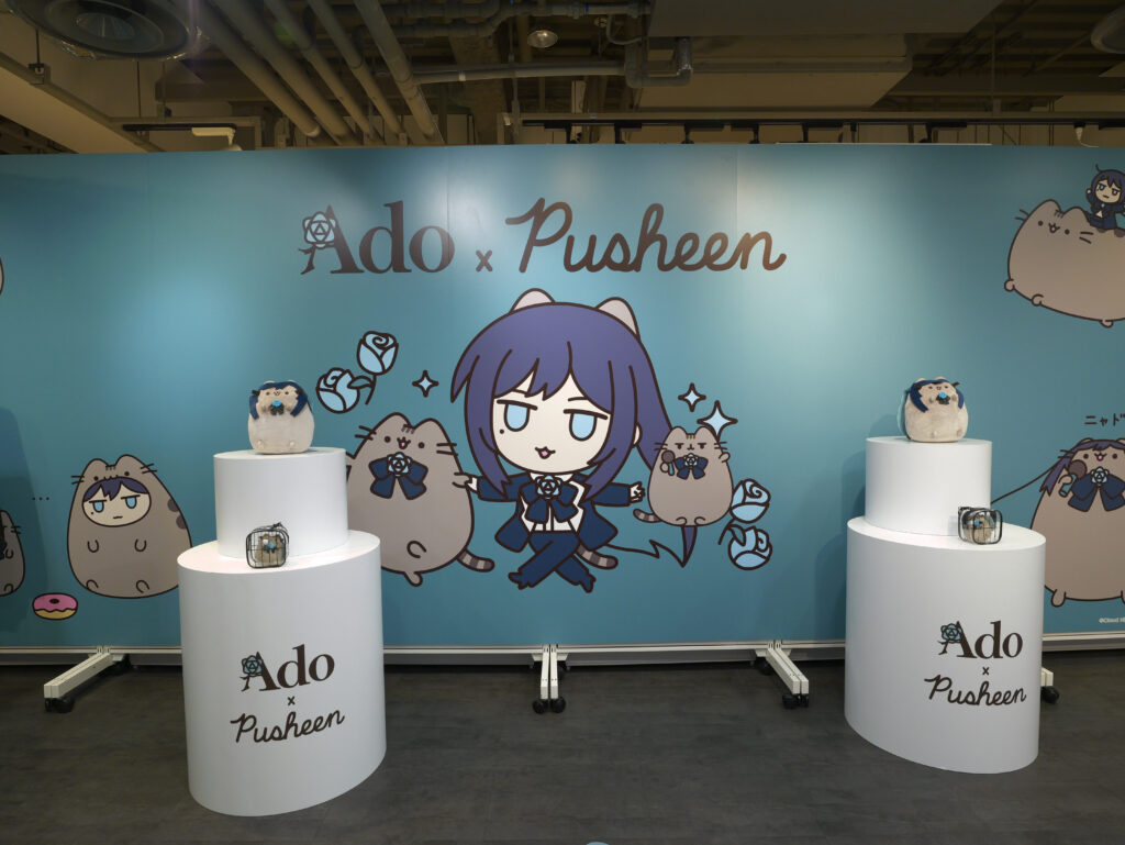 AdoとPusheenのイラストで飾られたPOP UP STOREの会場