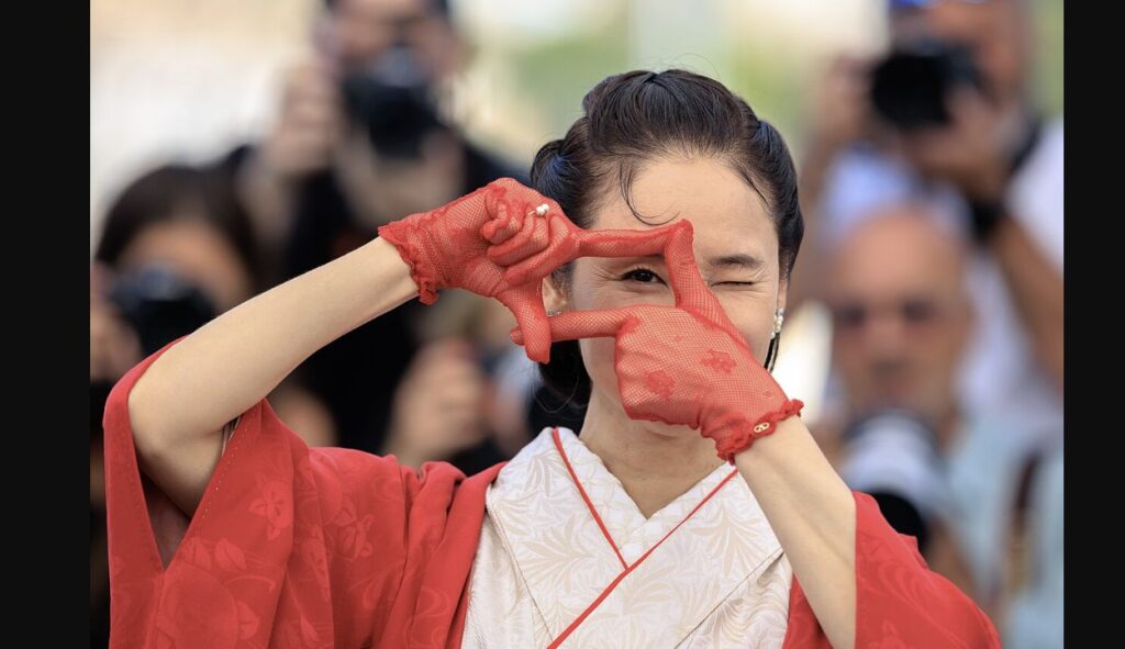 2025年のカンヌ国際映画祭で、着物姿で手を構える吉田羊