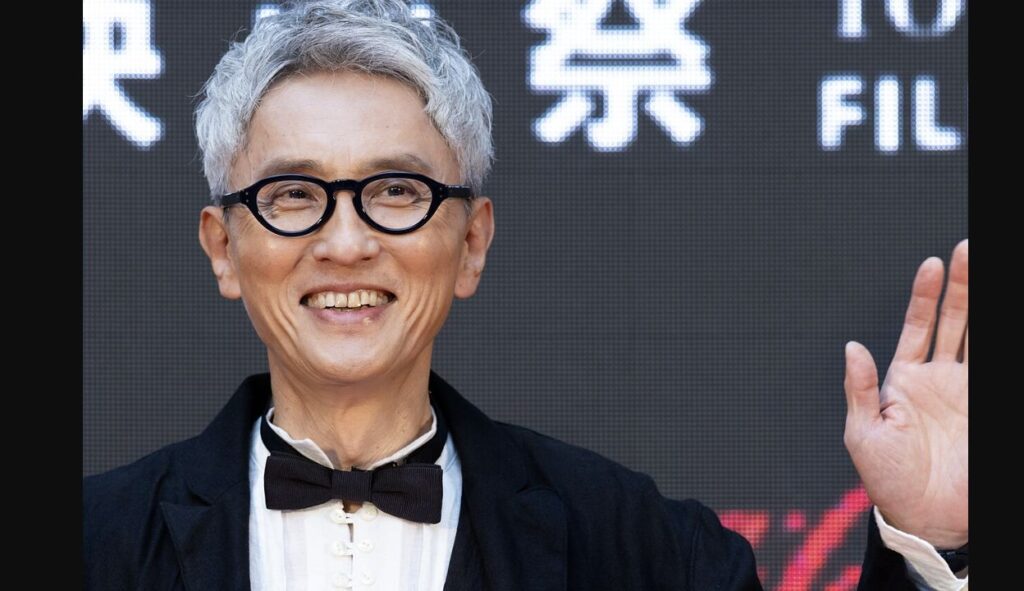 2024年の東京国際映画祭で笑顔で手を上げる松重豊