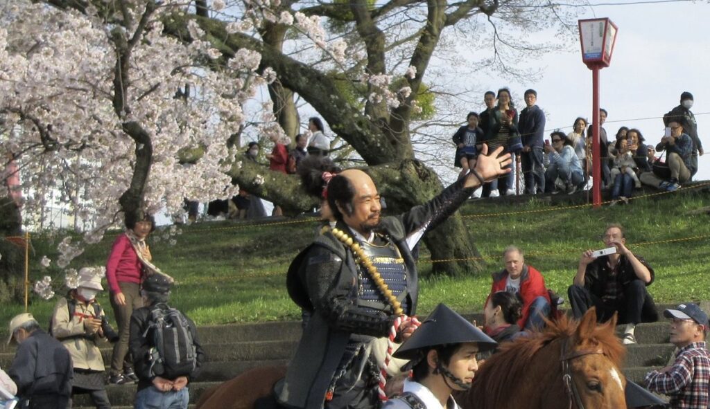2017年の家康行列で本多忠勝に扮し、馬上から手を振る藤岡弘、