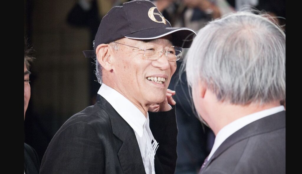 2015年の東京国際映画祭で、帽子と眼鏡を着用して笑顔を見せる富野由悠季
