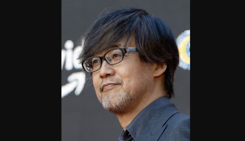 2023年の東京国際映画祭で眼鏡をかけ、青い上着を着ている山崎貴監督