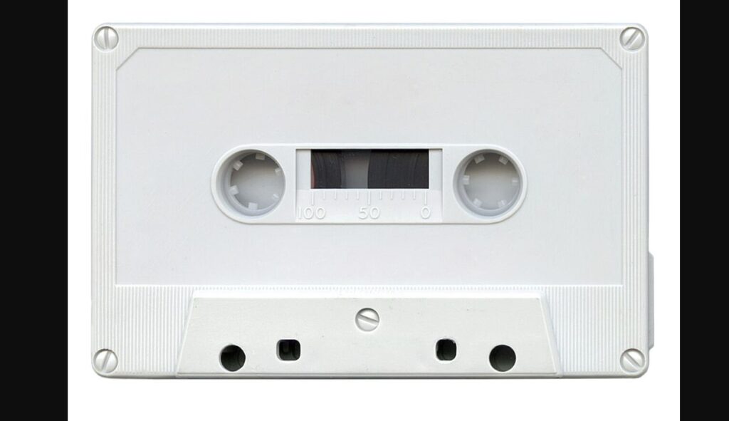 文字のない淡い灰色のカセットテープ。制作時のデモを説明するための参考画像