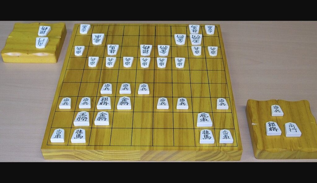 将棋盤の上に並ぶ駒と左右の駒台。2010年撮影の参考写真