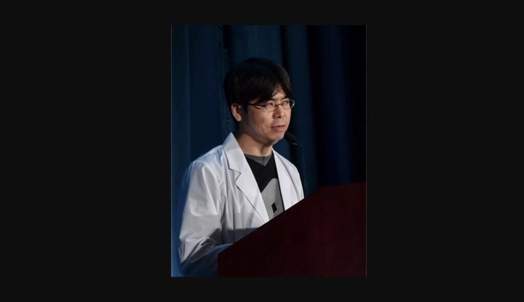 2018年GDCで白衣を着て演台に立つ野上恒